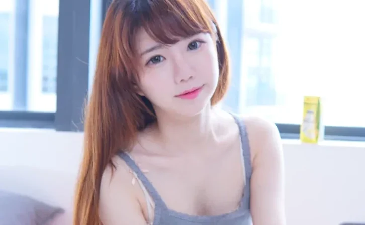 Sally多啦雪(Sally Dorasnow)卷背心露腰杀疯了!谁顶得住这波温柔刀啊