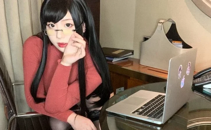 cosplay图片丨Coser皮皮奶可可爱了啦个人资料和摄影作品:红色OL赏析