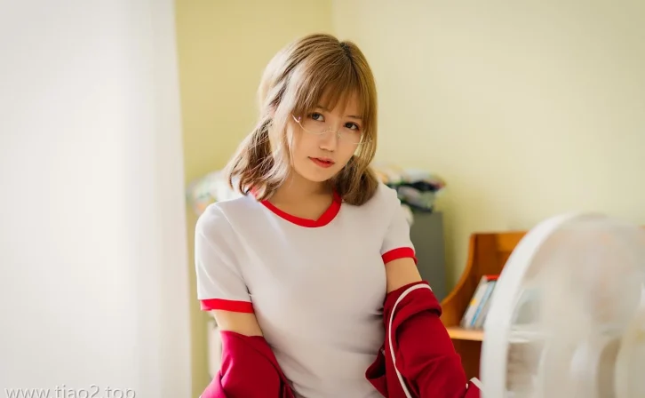 cosplay图片丨Coser小仓千代w红色体操服高清还原,紧身曲线活力爆棚!