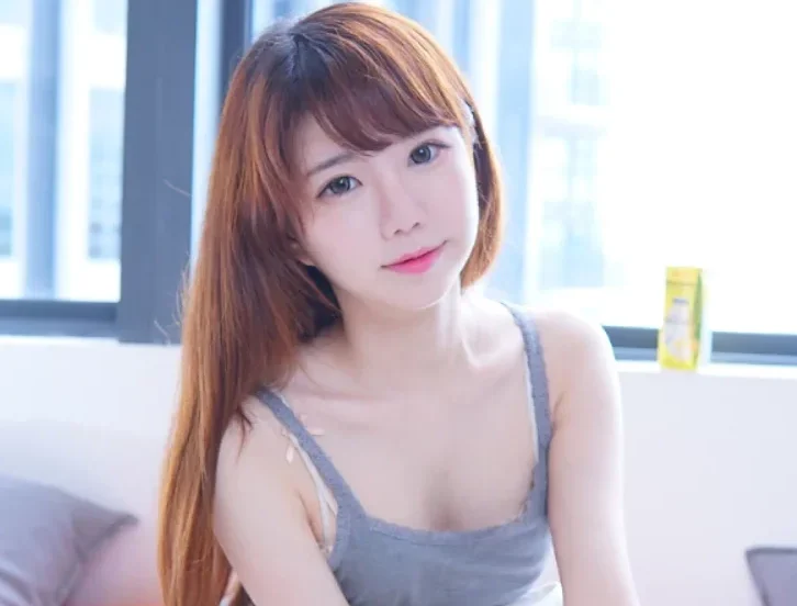 Sally多啦雪(Sally Dorasnow)卷背心露腰杀疯了!谁顶得住这波温柔刀啊