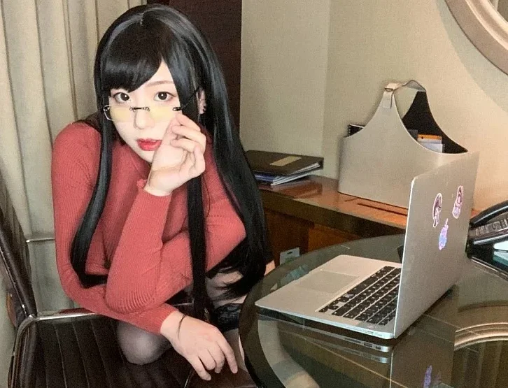 cosplay图片丨Coser皮皮奶可可爱了啦个人资料和摄影作品:红色OL赏析