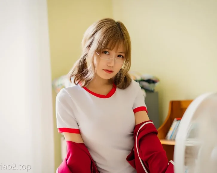 cosplay图片丨Coser小仓千代w红色体操服高清还原,紧身曲线活力爆棚!