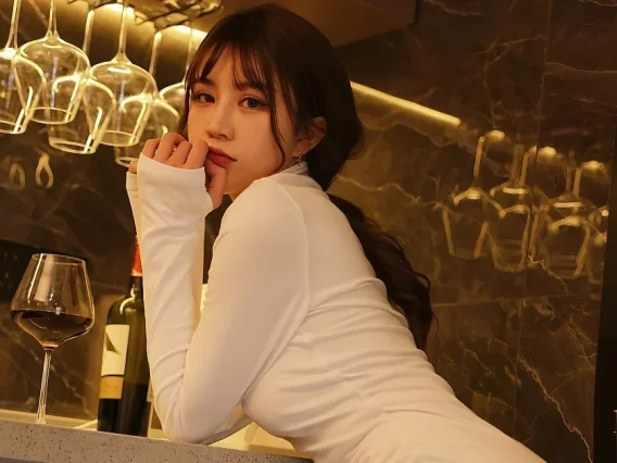 Xiuren图片丨模特tina_甜仔-NO.4494期诱人的红酒