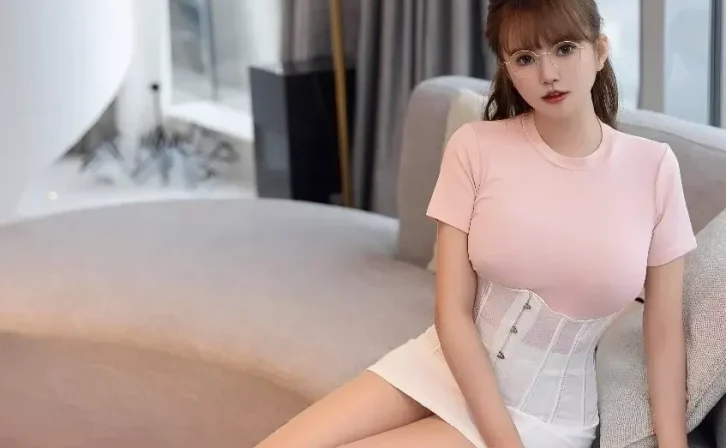 Xiuren图片丨IMiss模特张思允Nice-VOL.651期粉服白裙秘书