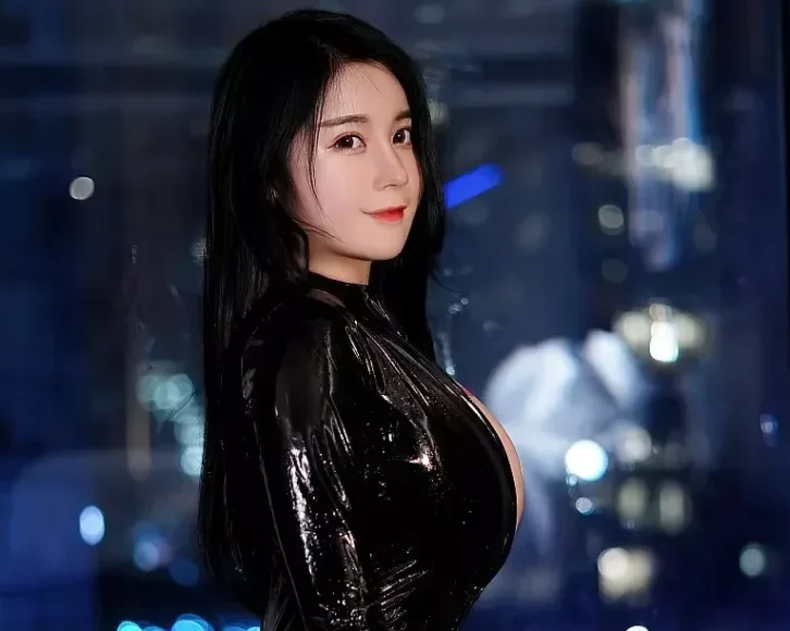 Xiuren图片丨秀人模特美七Mia-No.2918期紧身连体皮衣