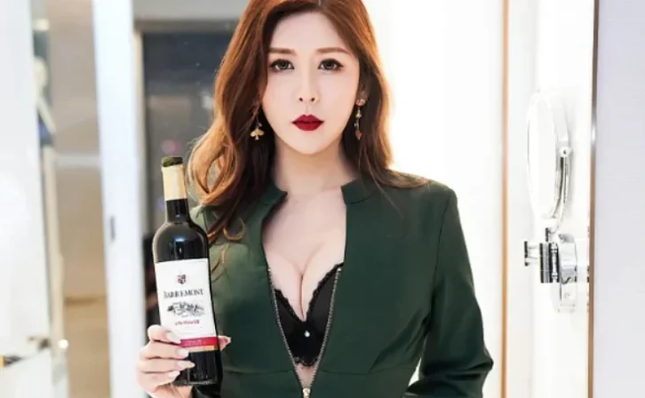 Xiuren图片丨秀人模特月野兔美妞-NO.7553期奢华夫人