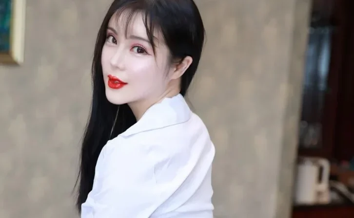 Xiuren图片丨秀人模特Yuki鱼儿-VOL.5172期白衫黑裙秘书装