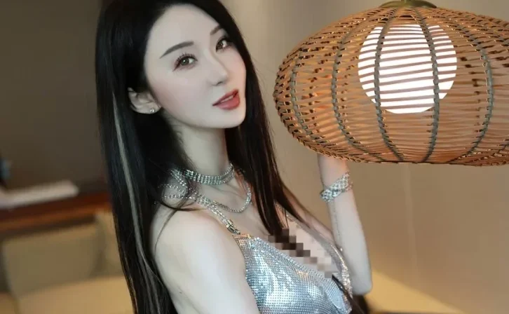 Xiuren图片丨秀人模特田兮白-NO.7483期亮银露背裙