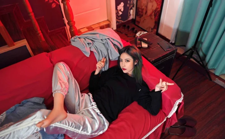 Xiuren图片丨FEILIN模特小樱花baby-NO.188期红色沙发上的内衣美女