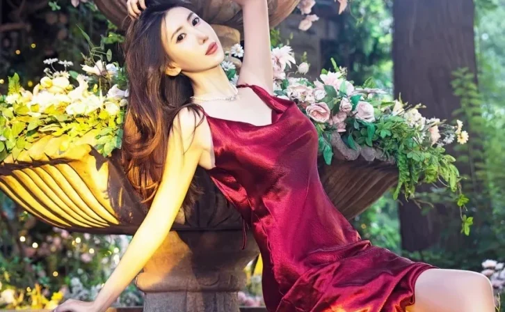 Xiuren图片丨秀人模特章芃芃-VOL.467期优雅红裙女郎