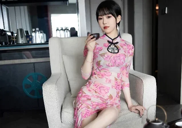 Xiuren图片丨秀人模特奶瓶-VOL.807期粉色花系旗袍与纤纤玉腿