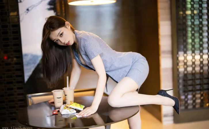 Xiuren图片丨秀人模特言沫-Vol.395期休闲厅中的佳人