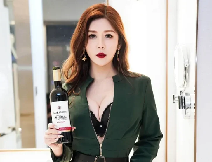 Xiuren图片丨秀人模特月野兔美妞-NO.7553期奢华夫人