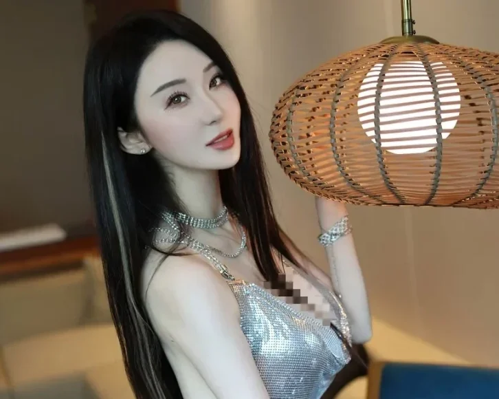 Xiuren图片丨秀人模特田兮白-NO.7483期亮银露背裙