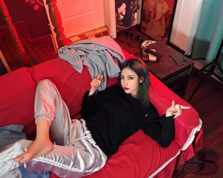 Xiuren图片丨FEILIN模特小樱花baby-NO.188期红色沙发上的内衣美女