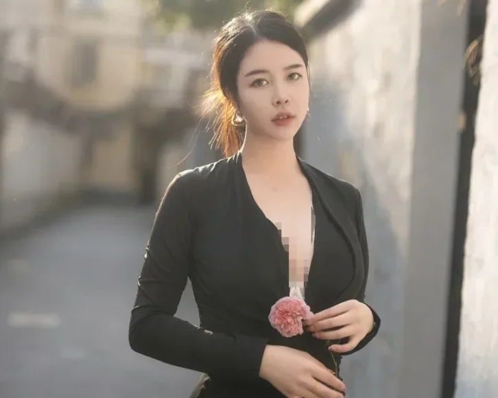 Xiuren图片丨秀人模特樱桃小犊子-VOL.596期韩版束缚黑裙丽人