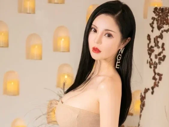 Xiuren图片丨Ugirls模特Yuki又又-No.2944期肤色抹胸裙