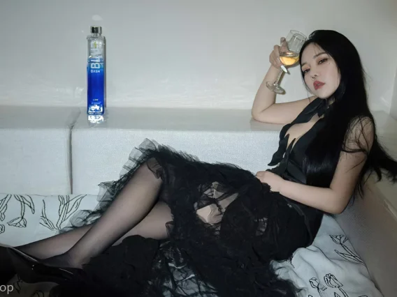 Xiuren图片丨秀人模特anna苏拉-NO.2841期躺床买醉的姑娘