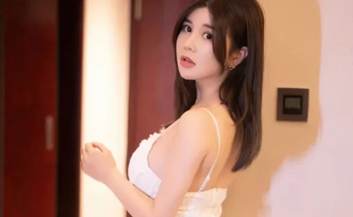 Xiuren图片丨秀人模特尹甜甜-NO.3994期办公室的薄杉白领