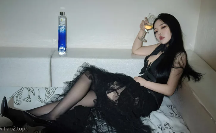 Xiuren图片丨秀人模特anna苏拉-NO.2841期躺床买醉的姑娘