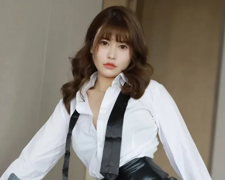 Xiuren图片丨秀人模特甜妮-NO.4487期白衫与黑皮短裙