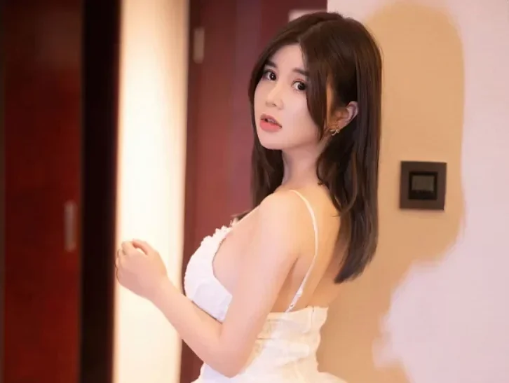 Xiuren图片丨秀人模特尹甜甜-NO.3994期办公室的薄杉白领