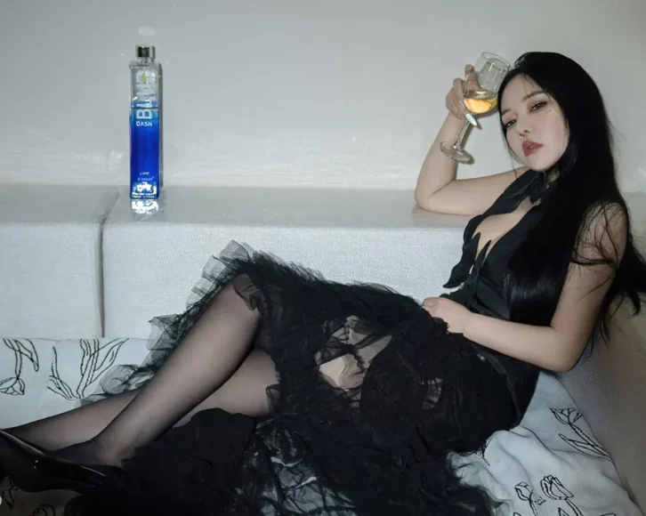Xiuren图片丨秀人模特anna苏拉-NO.2841期躺床买醉的姑娘