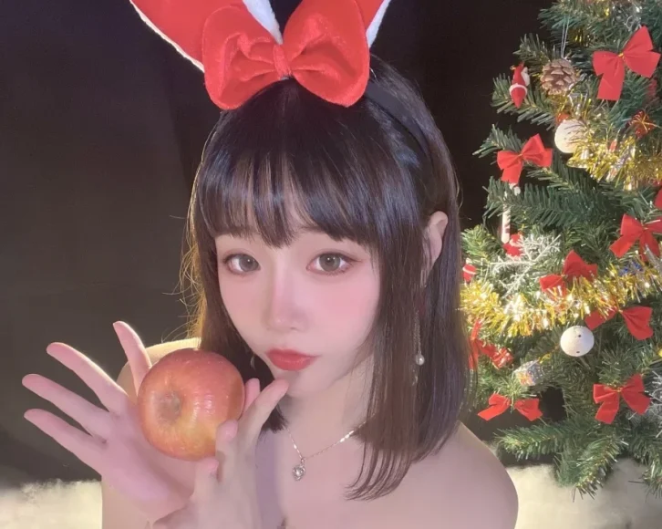 cosplay图片丨Coser是一只废喵了美美的圣诞连衣裙