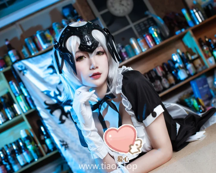 一米八的大梨子黑贞女仆cos,真人GK手办的”定格感”绝了