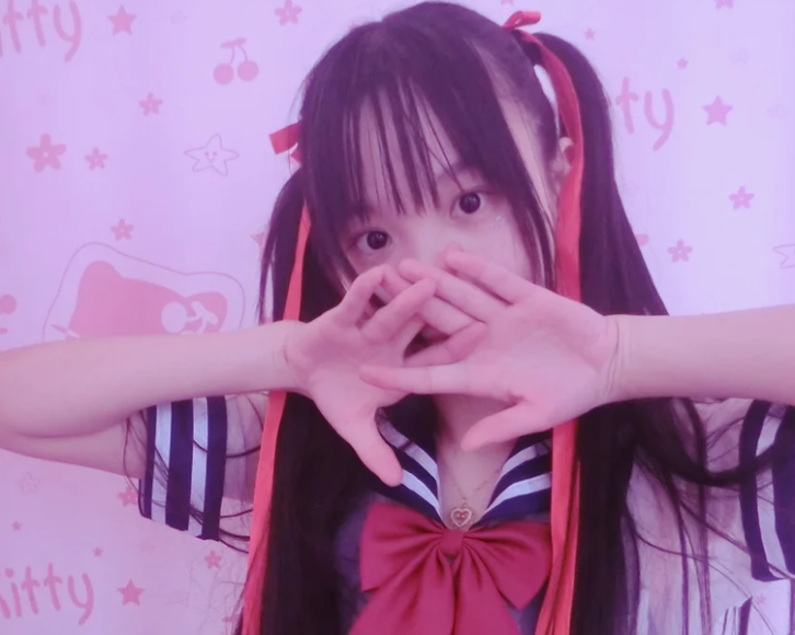 现在的cos都卷成这样了?双马尾少女赛高酱浴缸湿身水手服这细节我服气