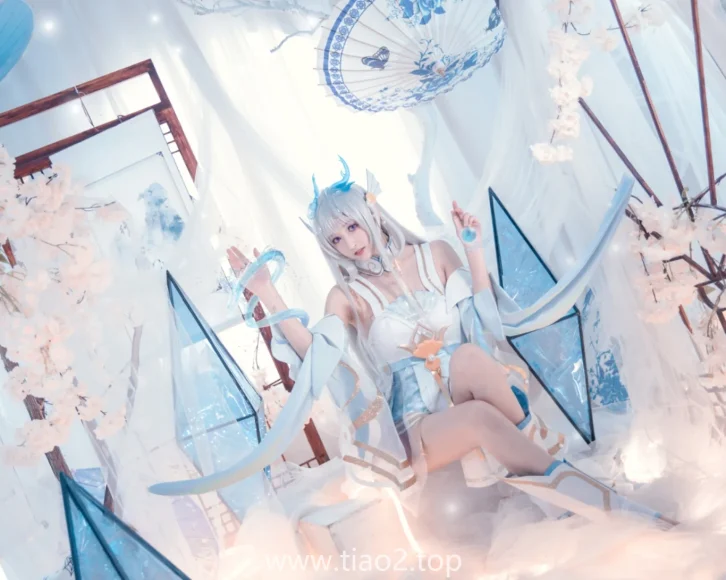 西施低头看手那张,冬马路纱这组表情空白但全对了
