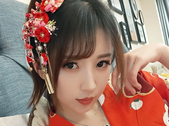 看着像随手拍但穿对了,小巫女露娜这组44张和服桃心黑色长筒袜