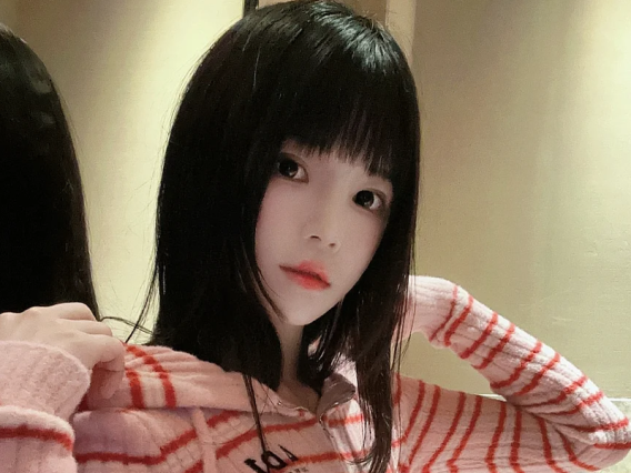 桜桃喵的条纹毛衣,头发和毛线混在一起那张极为绝