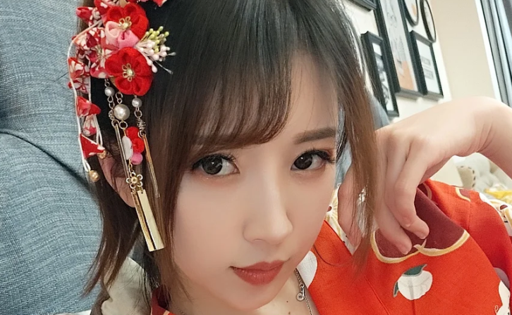 看着像随手拍但穿对了,小巫女露娜这组44张和服桃心黑色长筒袜