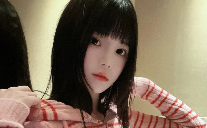 桜桃喵的条纹毛衣,头发和毛线混在一起那张极为绝