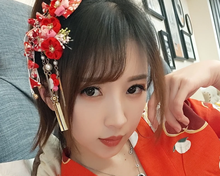 看着像随手拍但穿对了,小巫女露娜这组44张和服桃心黑色长筒袜