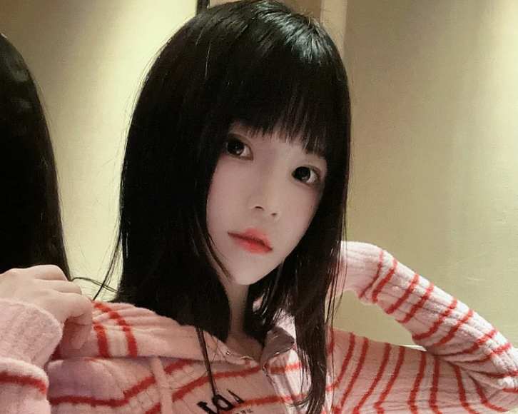 桜桃喵的条纹毛衣,头发和毛线混在一起那张极为绝