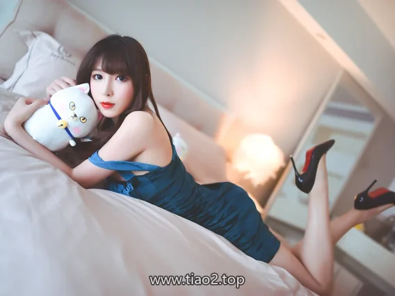 黑米粥的蓝丝绒裙：素净房间里只留一点唇色的红