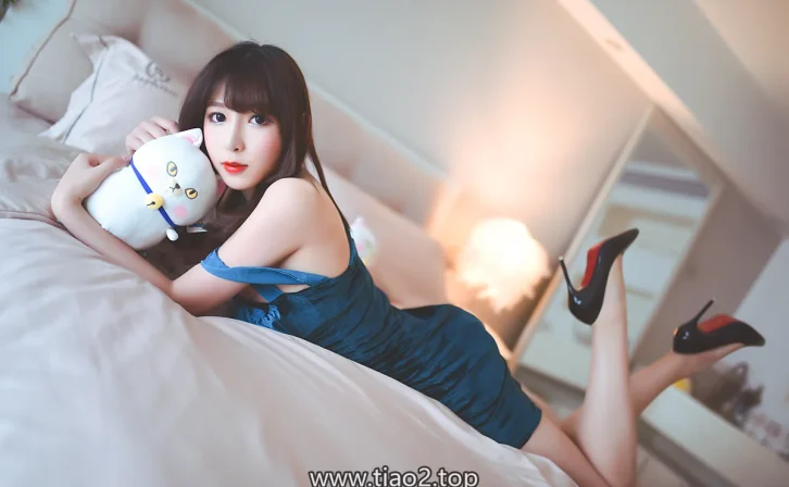 黑米粥的蓝丝绒裙：素净房间里只留一点唇色的红