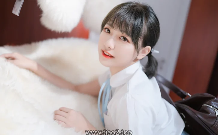 邻家妹妹的蓝格裙,lovely呆玄穿得像周末本身