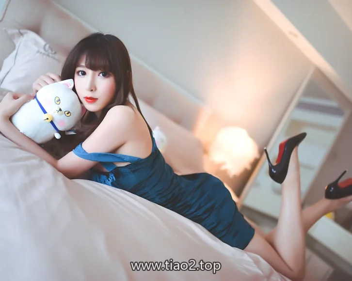 黑米粥的蓝丝绒裙：素净房间里只留一点唇色的红