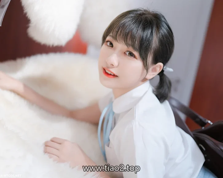 邻家妹妹的蓝格裙,lovely呆玄穿得像周末本身