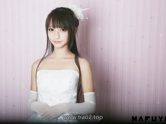 神楽坂真冬的婚纱系列：一身白怎么在粉紫墙里立住？