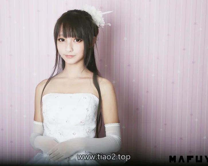 神楽坂真冬的婚纱系列：一身白怎么在粉紫墙里立住？